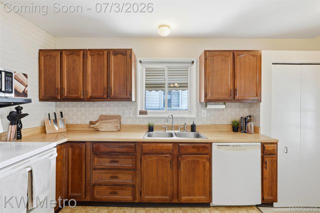 732 Hecht Drive, Madison Heights, MI 48071
