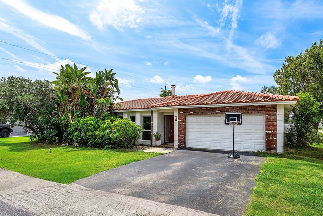2 Tam O Shanter Lane, Boca Raton, FL 33431