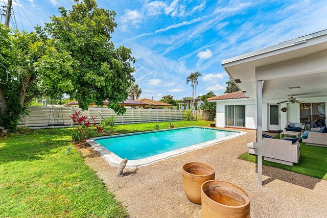 2 Tam O Shanter Lane, Boca Raton, FL 33431