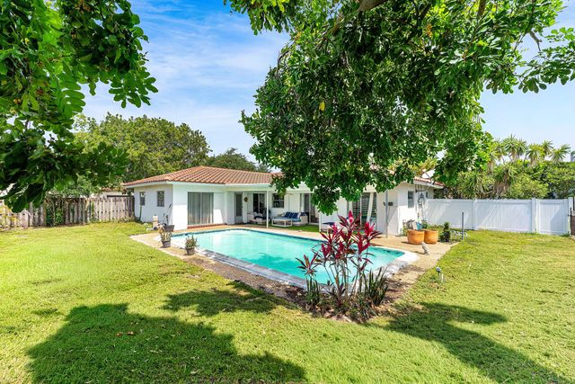 2 Tam O Shanter Lane, Boca Raton, FL 33431