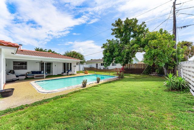 2 Tam O Shanter Lane, Boca Raton, FL 33431