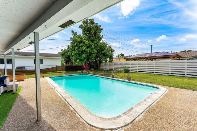 2 Tam O Shanter Lane, Boca Raton, FL 33431