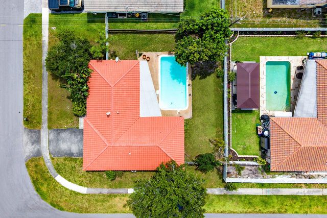 2 Tam O Shanter Lane, Boca Raton, FL 33431