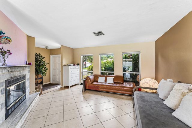 2 Tam O Shanter Lane, Boca Raton, FL 33431