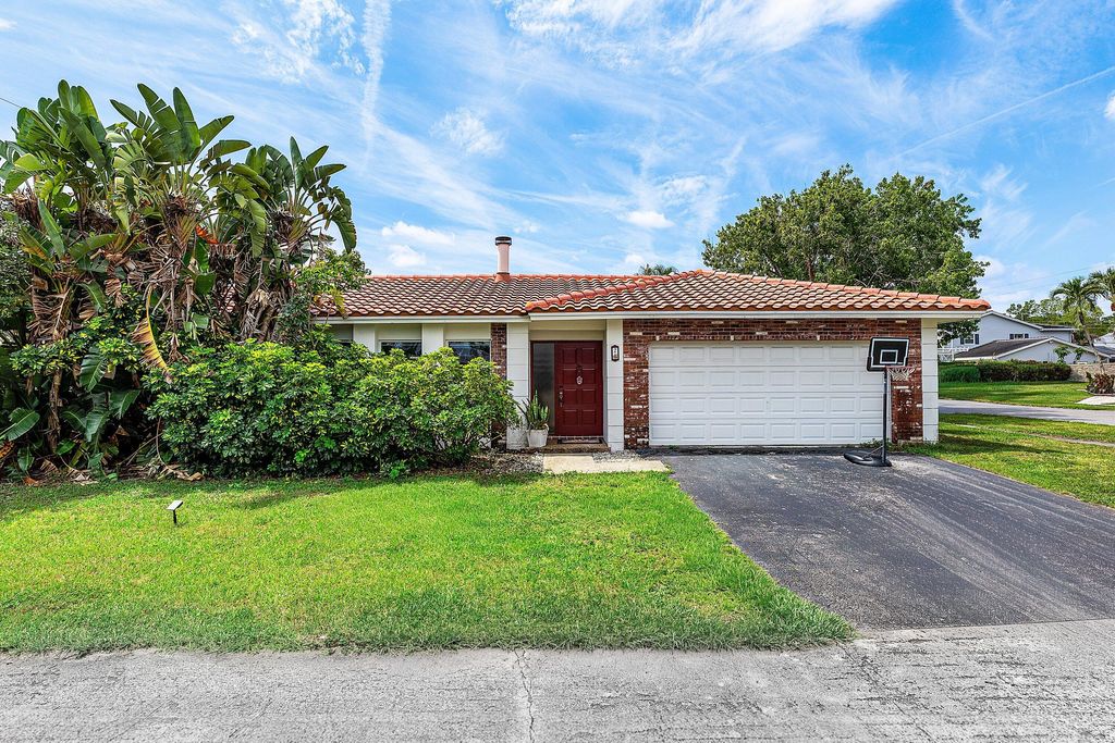 2 Tam O Shanter Lane, Boca Raton, FL 33431