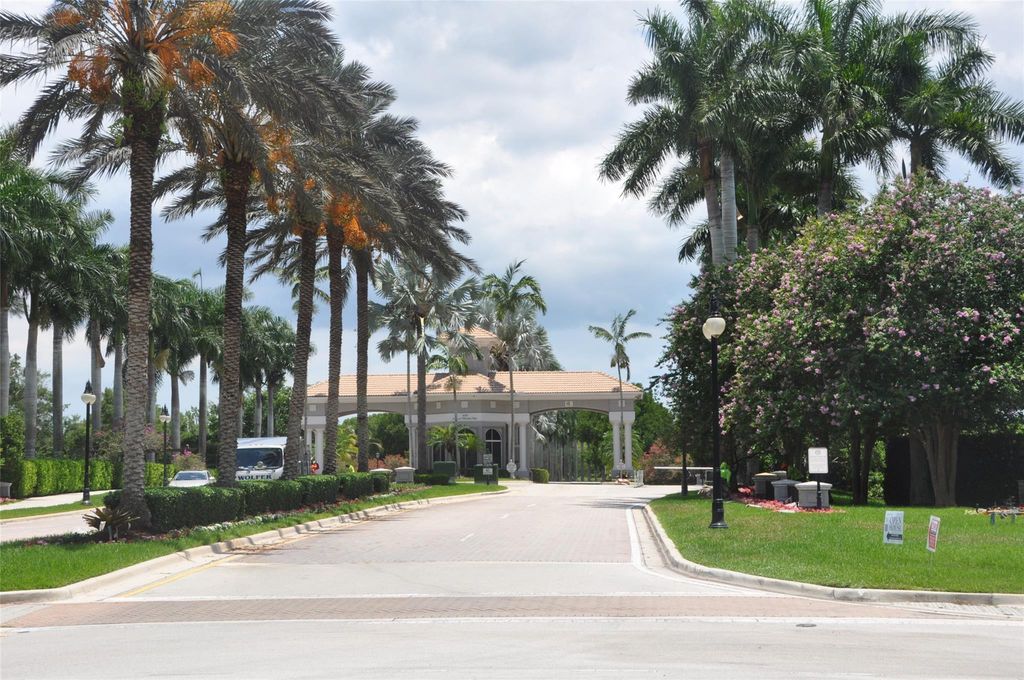 19496 S Whitewater Avenue, Weston, FL 33332