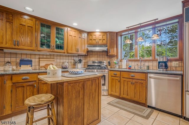 173 Hillcrest Rd, Watchung Boro, NJ 07069