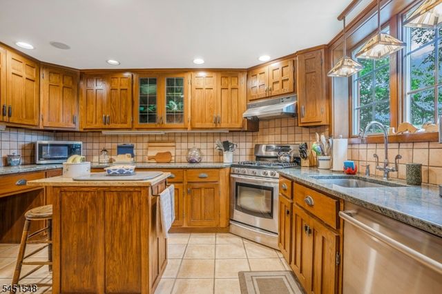 173 Hillcrest Rd, Watchung Boro, NJ 07069