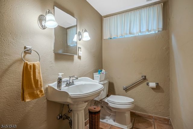 173 Hillcrest Rd, Watchung Boro, NJ 07069