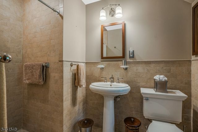 173 Hillcrest Rd, Watchung Boro, NJ 07069