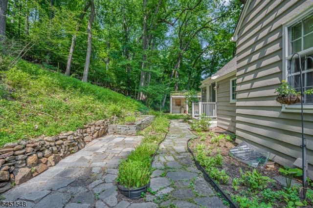 173 Hillcrest Rd, Watchung Boro, NJ 07069