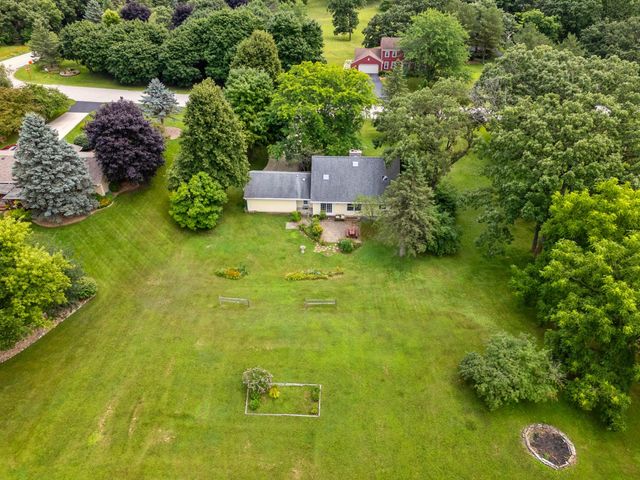 W329S7973 Hickory Nut LANE, Mukwonago, WI 53149