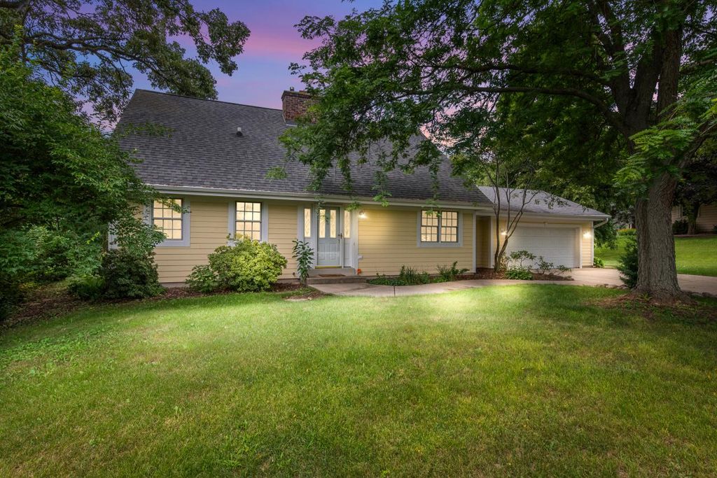 W329S7973 Hickory Nut LANE, Mukwonago, WI 53149
