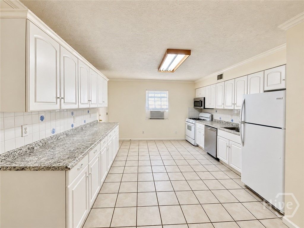 Image 5 of property listing at 1315 Bonaventure Road Downstairs, Savannah, GA 31405