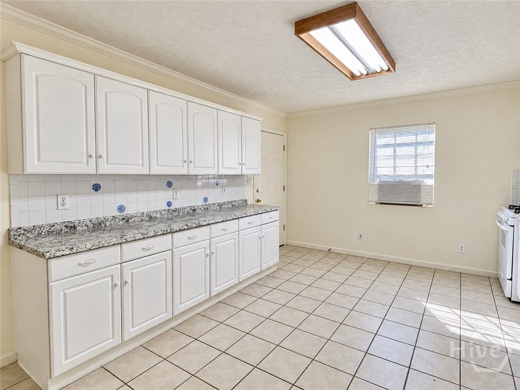 Image 6 of property listing at 1315 Bonaventure Road Downstairs, Savannah, GA 31405