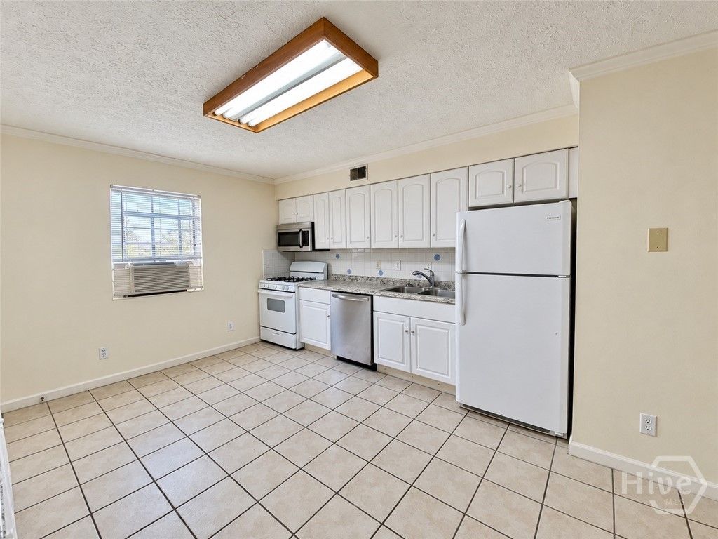 Image 7 of property listing at 1315 Bonaventure Road Downstairs, Savannah, GA 31405