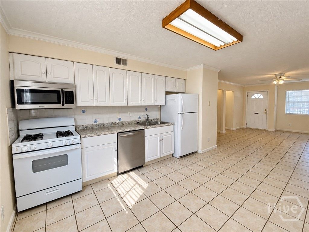 Image 8 of property listing at 1315 Bonaventure Road Downstairs, Savannah, GA 31405