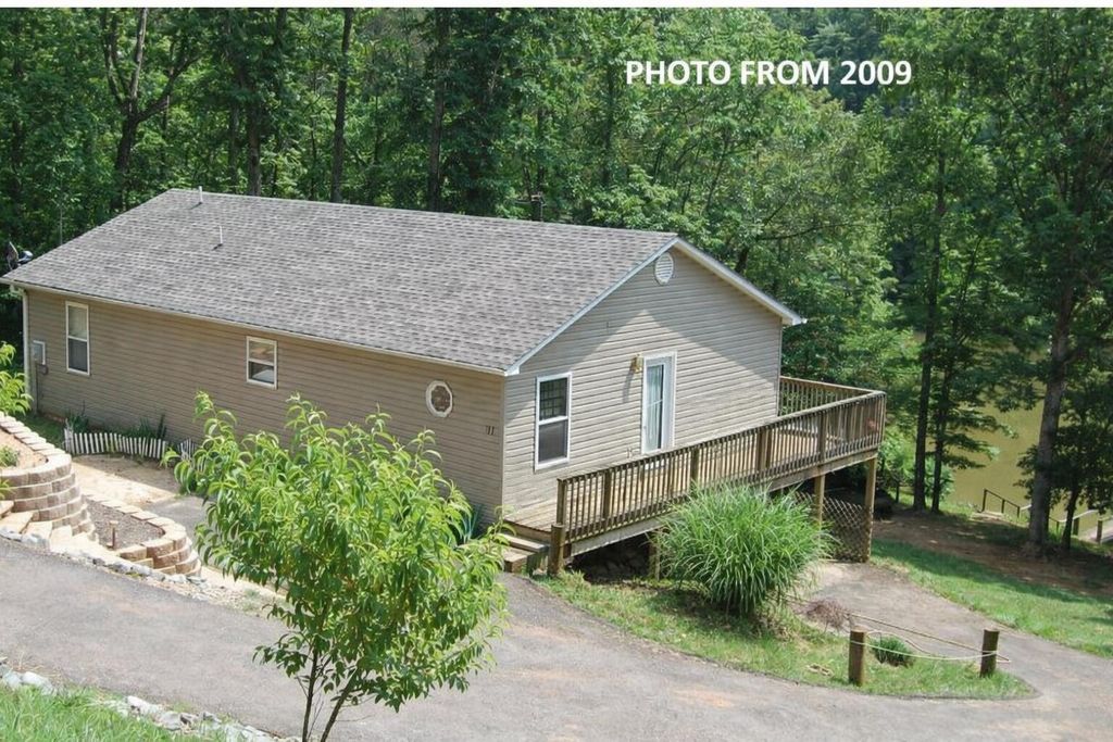 97 Cedar Bluff LN, Hardy, VA 24101