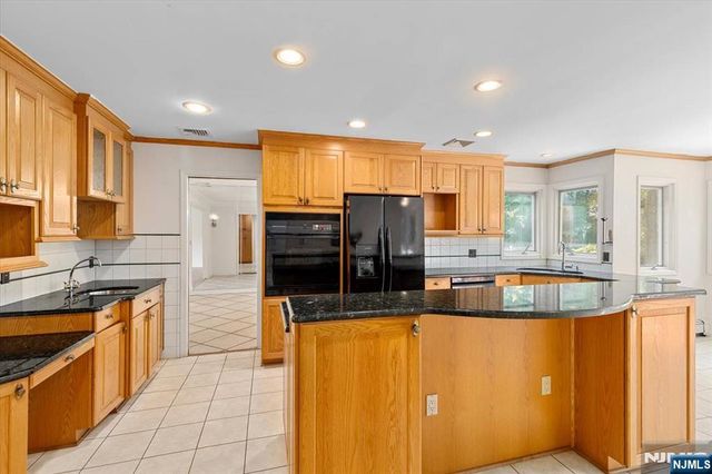 619 Cadmus Court, Teaneck, NJ 07666
