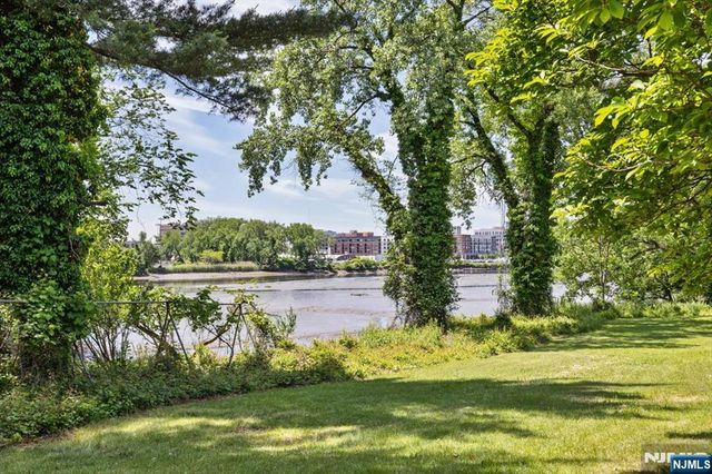 619 Cadmus Court, Teaneck, NJ 07666