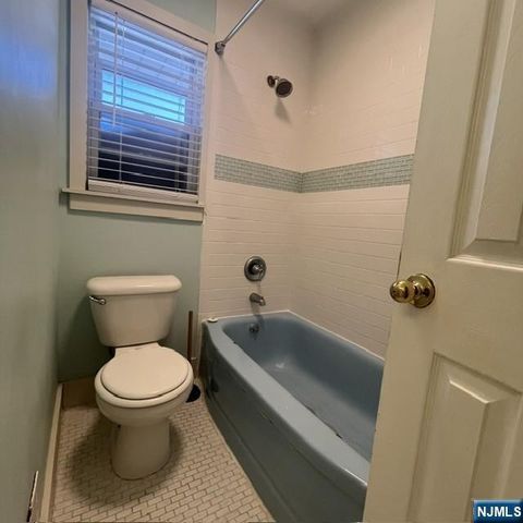 18 McKinley Place, Bergenfield, NJ 07621