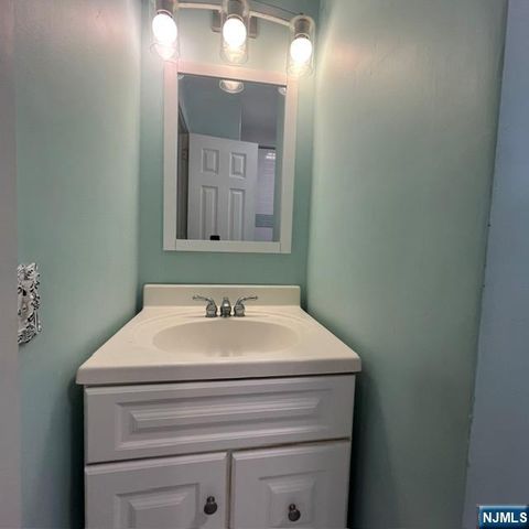 18 McKinley Place, Bergenfield, NJ 07621