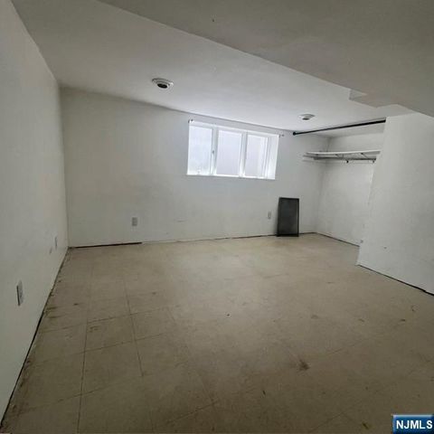 18 McKinley Place, Bergenfield, NJ 07621