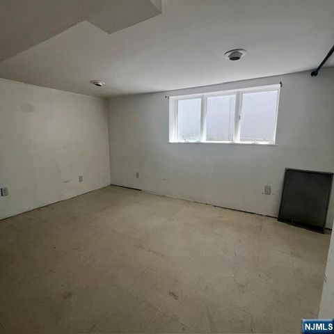 18 McKinley Place, Bergenfield, NJ 07621