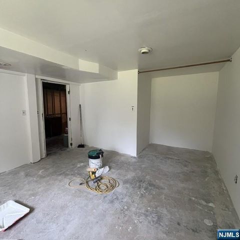 18 McKinley Place, Bergenfield, NJ 07621