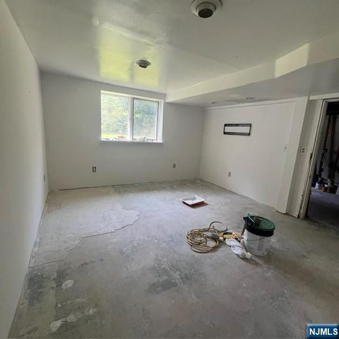 18 McKinley Place, Bergenfield, NJ 07621
