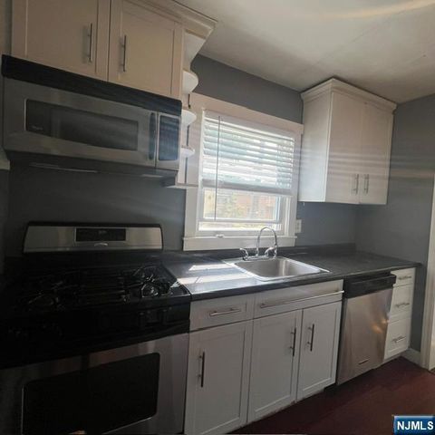 18 McKinley Place, Bergenfield, NJ 07621