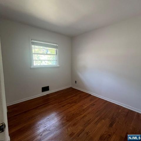18 McKinley Place, Bergenfield, NJ 07621