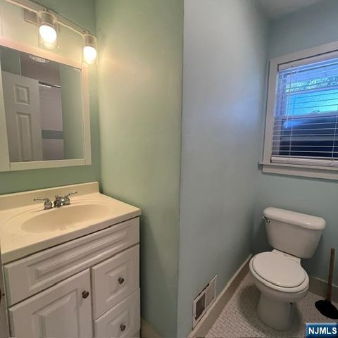 18 McKinley Place, Bergenfield, NJ 07621
