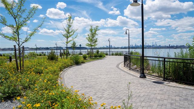 1450 110th Street N605, College Point, NY 11356