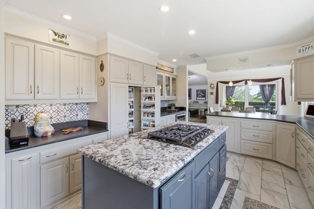 905 Crowley Road, Arlington, TX 76012