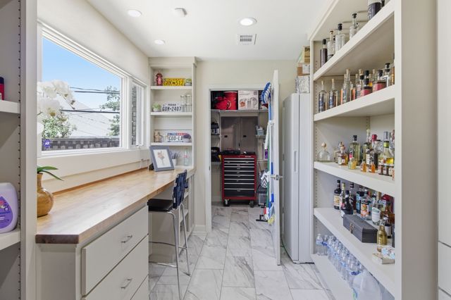 905 Crowley Road, Arlington, TX 76012