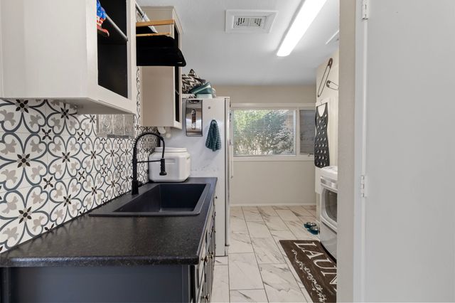905 Crowley Road, Arlington, TX 76012