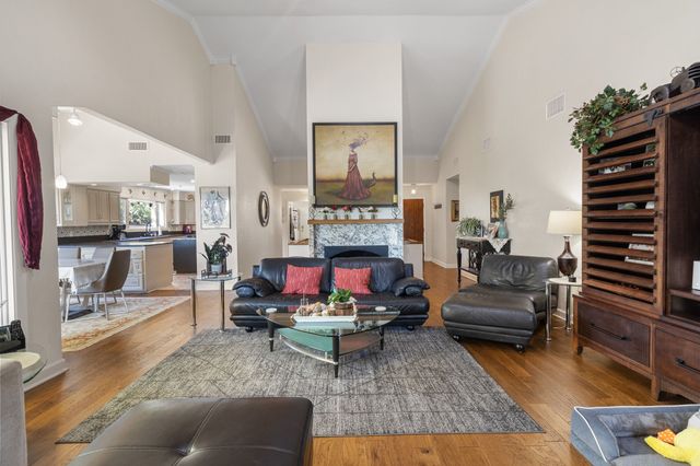 905 Crowley Road, Arlington, TX 76012