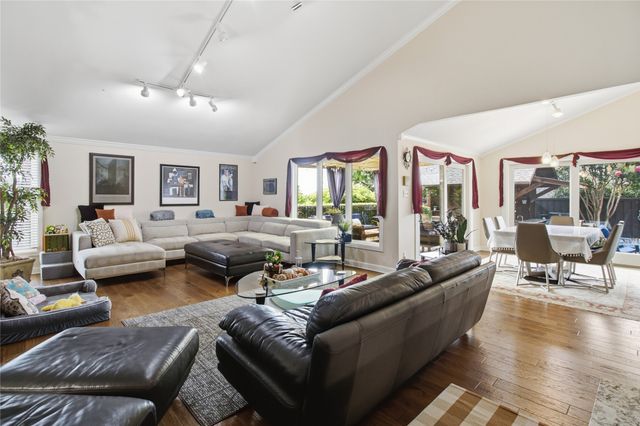 905 Crowley Road, Arlington, TX 76012