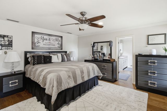 905 Crowley Road, Arlington, TX 76012
