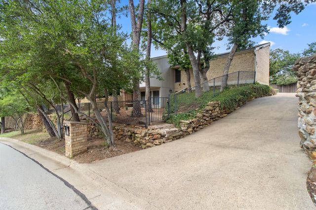 905 Crowley Road, Arlington, TX 76012