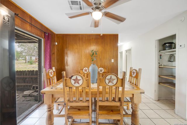 1081 County Road 773, Devine, TX 78016