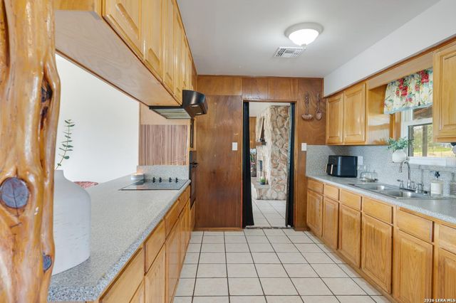 1081 County Road 773, Devine, TX 78016