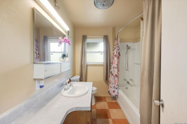 1081 County Road 773, Devine, TX 78016