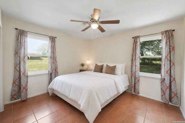 1081 County Road 773, Devine, TX 78016