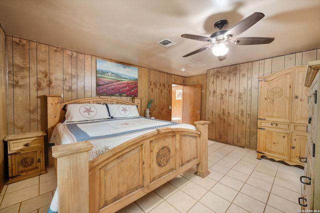 1081 County Road 773, Devine, TX 78016