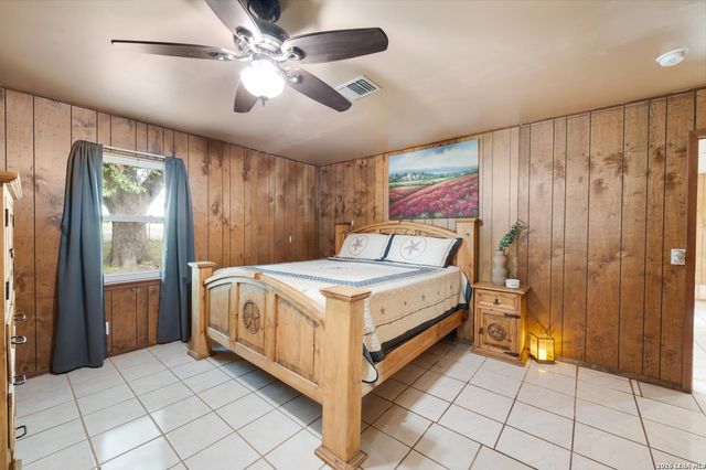 1081 County Road 773, Devine, TX 78016