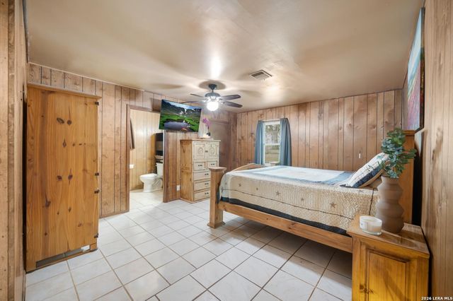 1081 County Road 773, Devine, TX 78016