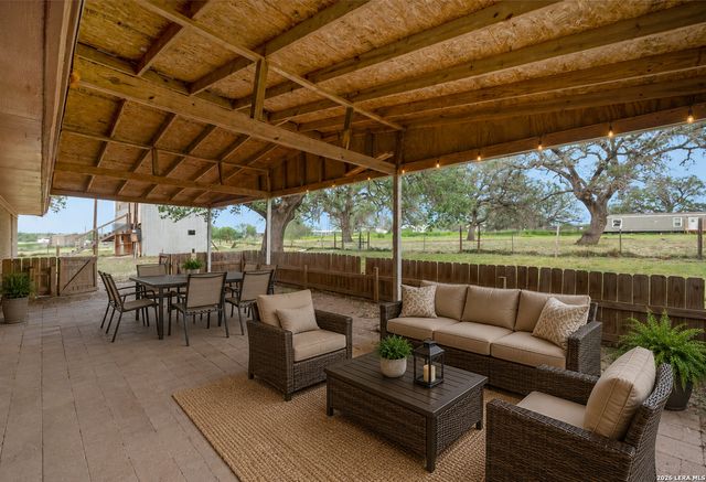 1081 County Road 773, Devine, TX 78016