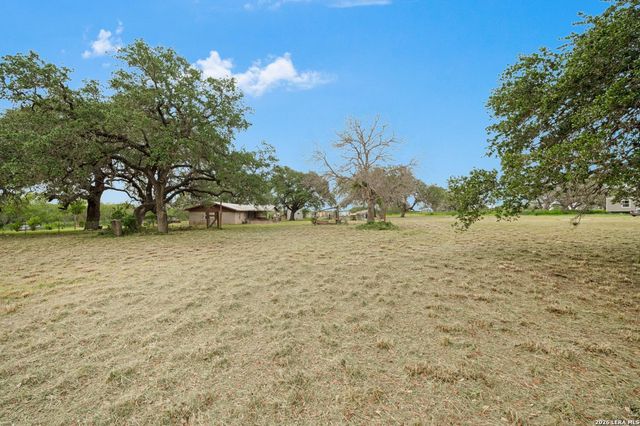 1081 County Road 773, Devine, TX 78016